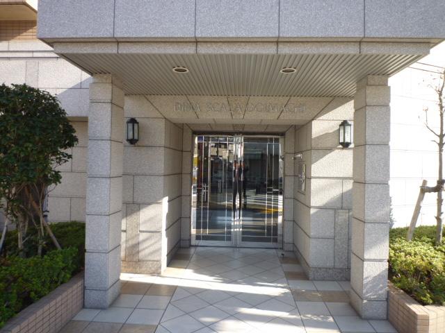 Entrance. Common areas
