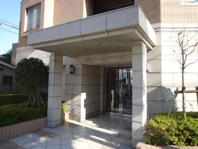 Entrance. Common areas