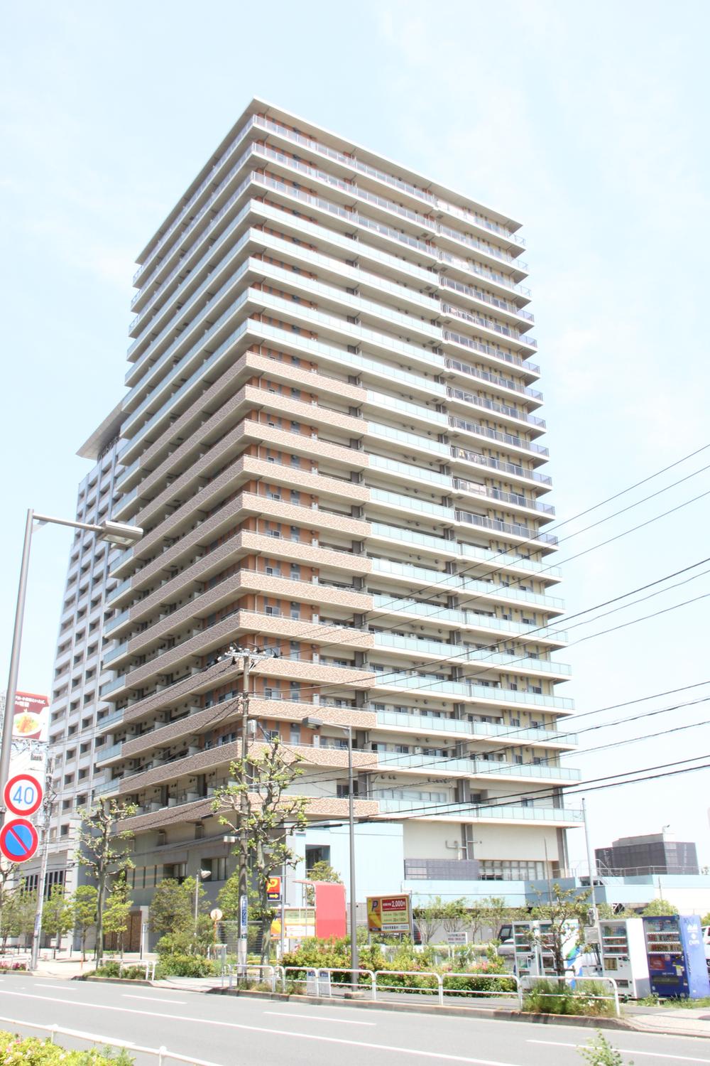 Local appearance photo. 2006 Built, 187 units of a large-scale apartment.