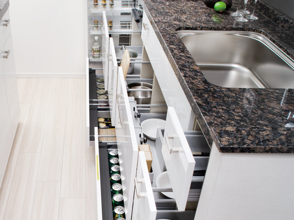 Interior.  [Sliding storage] Storage of system kitchens, It can be effectively utilized in the prone cabinet in a dead space, It has adopted a sliding storage. Installing a sliding hold up space of feet. Season of the cooking tools and stock goods also easy to remove, Amount of storage was also secured.