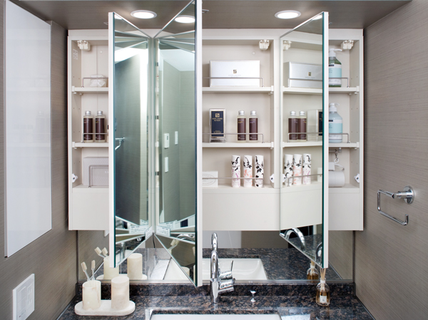 Interior.  [Three-sided mirror with vanity (hand with lighting with fogging heater)] It has adopted a three-sided mirror with vanity, which also includes a three-sided mirror under mirror tailored to the child's point of view. Ensure the storage rack on the back side of the three-sided mirror. You can organize clutter, such as skin care and hair care products. Also storage rack is clean and maintain because it is clean and remove.