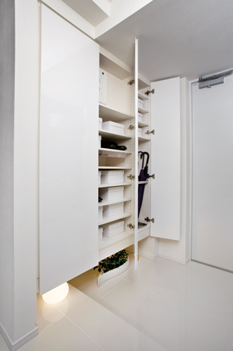 Interior.  [Thor type footwear input] The entrance, Has established a footwear input of tall type there is a height of up to ceiling near. A number of footwear, of course, Until the boots and umbrella, You can clean storage. Also, Convenient accessory tray in the glove compartment, such as a seal ・ It has established a net basket.   ※ D ・ E ・ F ・ Except for the Fr type.  ※ Some dwelling unit has set up a distribution board or the like to the top.