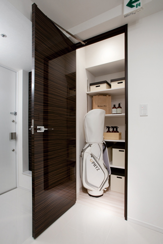 Interior.  [Storeroom] Sports such as golf bags and skis ・ From outdoor goods, Until the season of life supplies, Also it can be stored large volume.   ※ G ・ Gg type only.