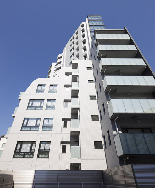 Features of the building.  [Seeking a suitable mansion beauty in the heart of Tokyo address] Exterior facade, It consists of a monotone color ring. And the tile of "black" the image of a tile of the mansion-cho, It has adopted the tile of "white" the image of a sophisticated future. (appearance ※ 2012.10 shooting)