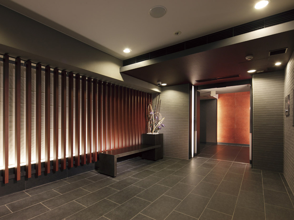 Shared facilities.  [Space of Yingbin Sumptuously] Wind dividing room to greet the customers, Designed as a space of Yingbin to spend moments of relaxation. We have to create a dignified atmosphere. By precisely calculate the materials and color ring, I polished the dignity of a mansion. (Windbreak room ※ 2012.10 shooting)