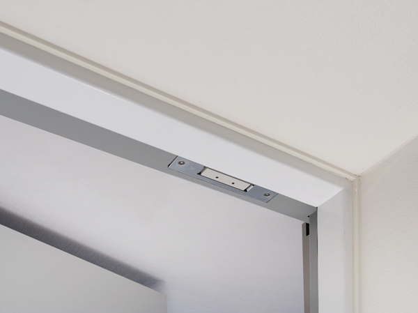 Security.  [Security sensors] Entrance door, Set up a crime prevention sensor to the dwelling unit of the window ( ※ Except for the windows and FIX window stick of surface lattice). While security set, When the installation has been frontage part of the crime prevention sensor is opened, Sensor reacts, Place a abnormal signal to the security company sounds an alarm at the dwelling units within the intercom master unit and the Genkanshi machine.