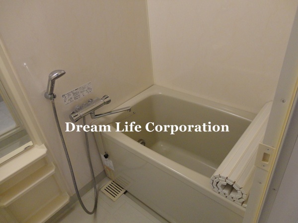 Bath. ※ In fact the we use the photos in the same building may be different.