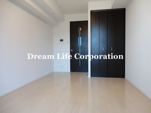 Living and room. ※ In fact the we use the photos in the same building may be different.