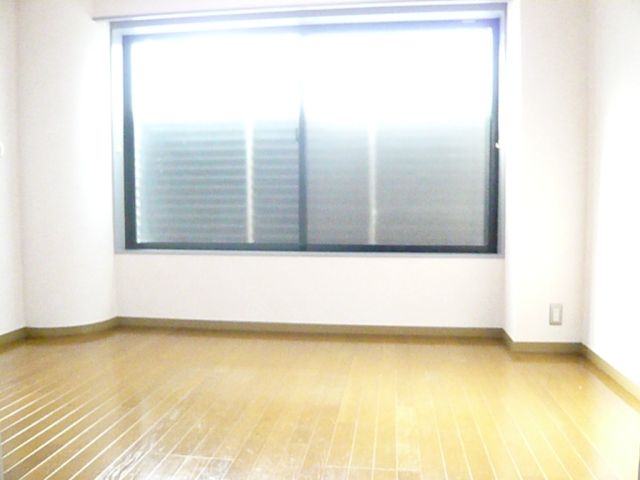 Living and room. Facing south