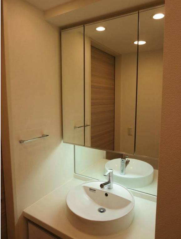 Wash basin, toilet. Indoor (12 May 2013) Shooting