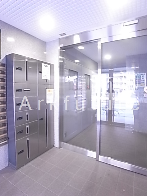 Entrance. Peace of mind in the auto-lock equipped! 