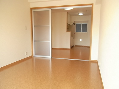 Living and room. Loose 8 Pledge of room space