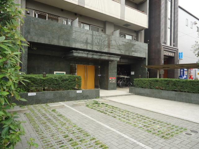 Entrance. Common areas