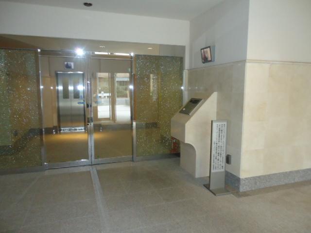Entrance. Common areas