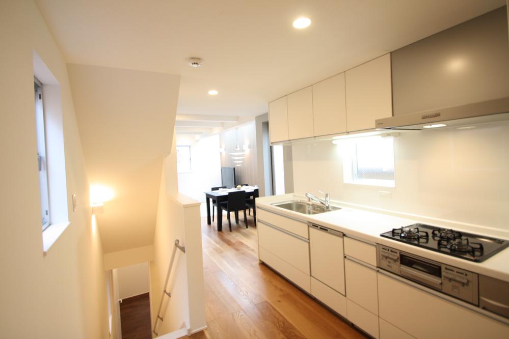 Kitchen. Indoor (April 2013) Shooting Bright kitchen that even the light is inserted without lighting, You also can make comfortably cuisine.