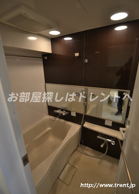 Bath. It is a photograph of the 1R type of the same building the seventh floor. Please see for reference. 