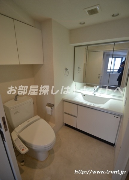 Washroom. It is a photograph of the 1R type of the same building the seventh floor. Please see for reference. 