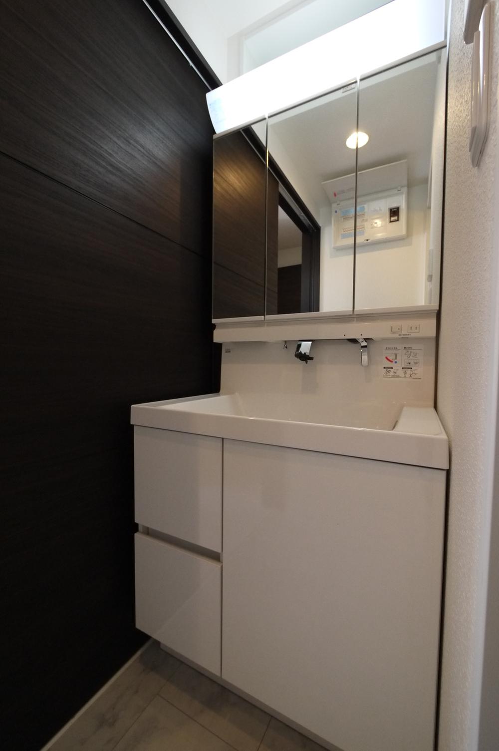 Wash basin, toilet. Large washbasin Daily grooming check in the three-sided mirror.