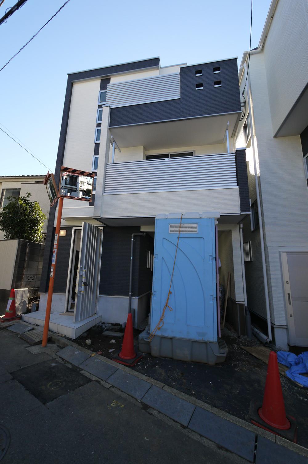 Local appearance photo. Entrance front of the curved mirror will do clean the front of the entrance since I relocated.