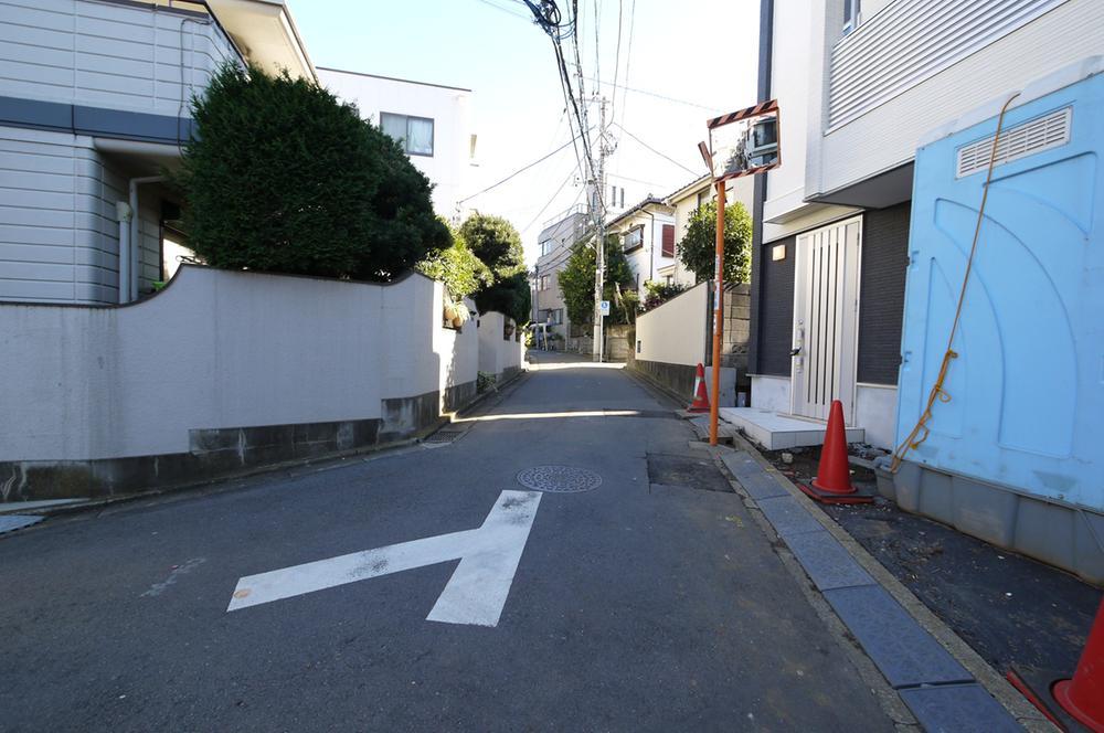 Local photos, including front road. But I think that image that mess just hear the Shinjuku-ku, there are many, You can go smoothly even in the field up to 3 number car.