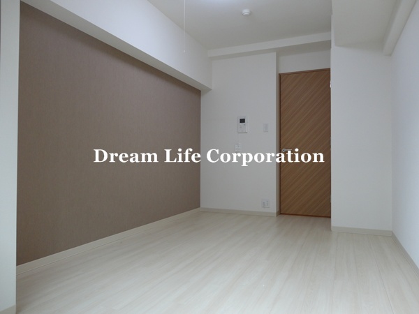 Living and room. ※ In fact the we use the photos in the same building may be different.