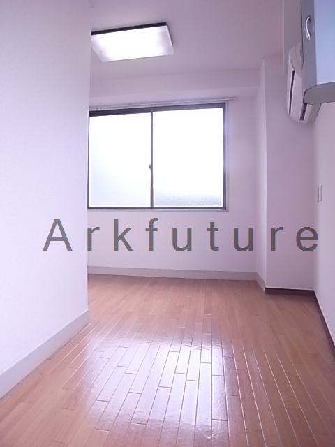 Living and room. Facing south ・ Bright rooms in the two-sided lighting! 