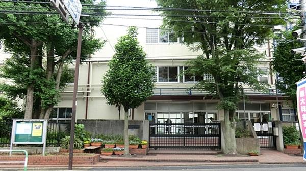 Junior high school. Ushigome 1365m to the third junior high school