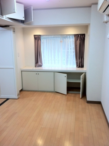 Living and room. There is also a bay window to the Western-style (1).