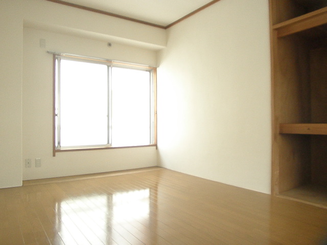 Living and room. Flooring Zhang Kawasumi