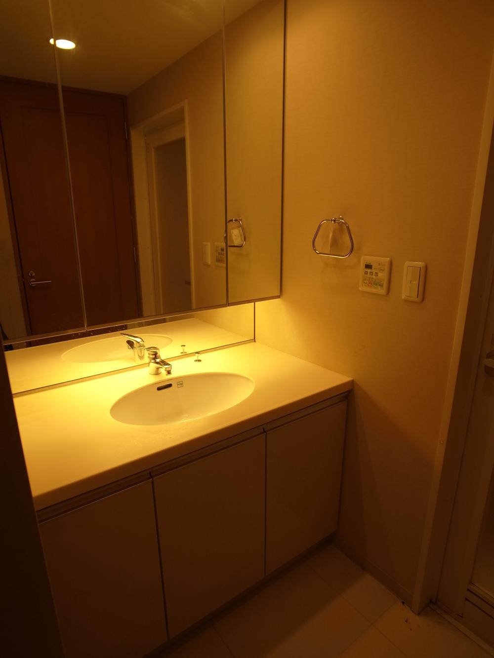 Wash basin, toilet. Indoor (12 May 2013) Shooting