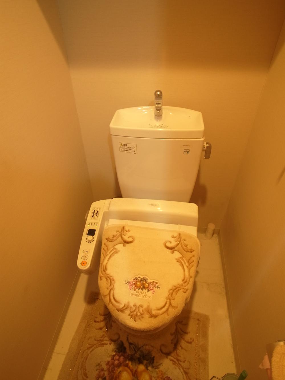 Toilet. Indoor (12 May 2013) Shooting