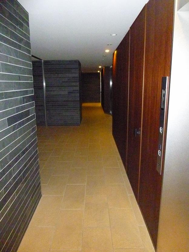 Entrance. Common areas