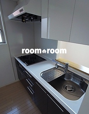 Kitchen. 3-neck gas stove with grill