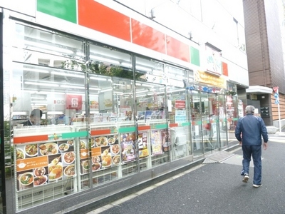 Convenience store. 104m to the periphery (convenience store)