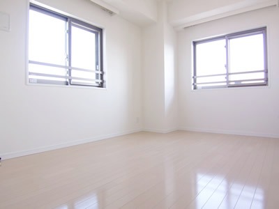 Living and room. 2 side lighting of the corner room!