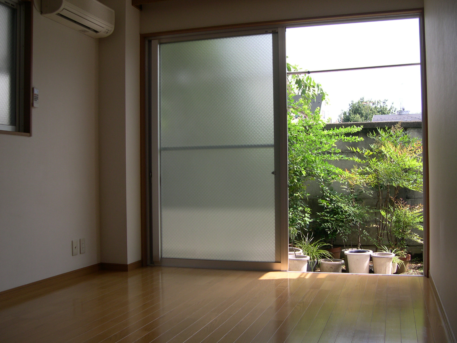 Living and room. Facing south ・ Siemens to grave