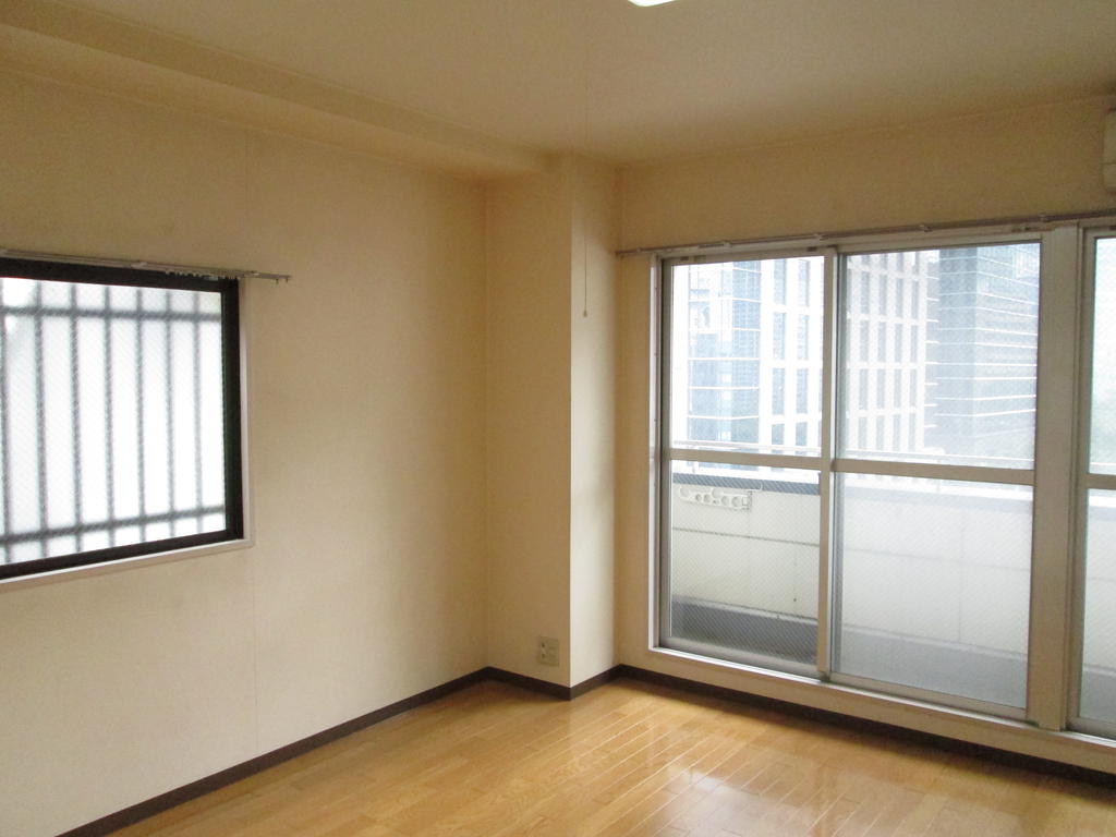 Other room space. Two-sided lighting