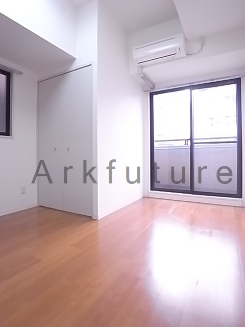 Living and room. At the front road, A bright room! 