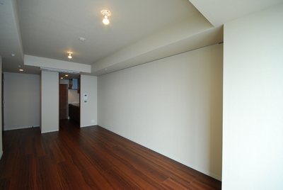 Living and room. It utilizes a photograph of the same building, It might differ from the actual.