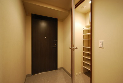 Entrance. It utilizes a photograph of the same building, It might differ from the actual.