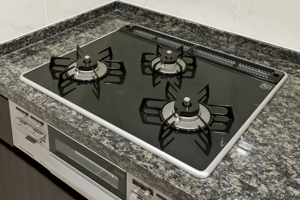  [Safety stove with a temperature control function] Sensing the temperature of the pan bottom to prevent the firing of oil equipped with a "Si sensor". Scorching is safe with a fire extinguishing function (2LDK ・ Corresponding only 3LDK dwelling unit).