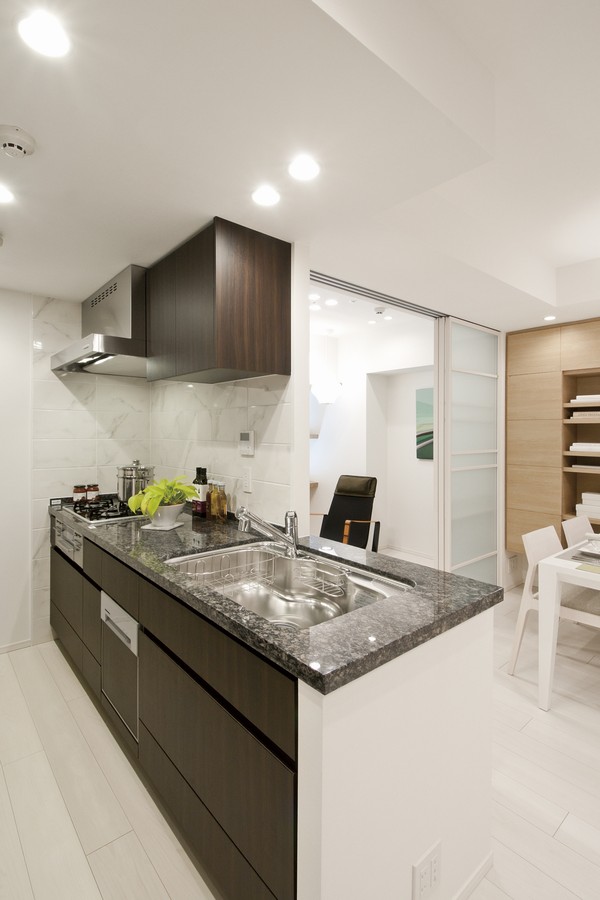  [Counter tops full of profound feeling granite] System kitchen that combines the ease of use and beauty. Spacious cooking space is also attractive.