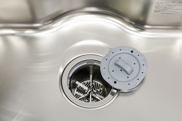  [disposer] It is possible to grinding process the raw garbage in the kitchen, It is convenient and hygienic.