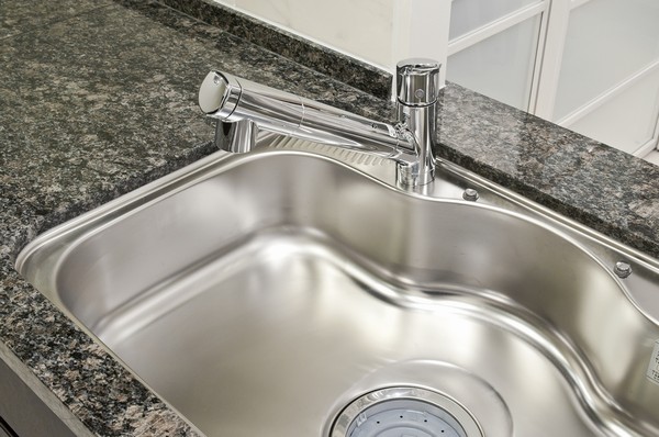  [Water purifier integrated mixing faucet & Quiet wide sink] It can be switched of clean water and raw water at the touch of a button. Sink is quiet specification to suppress such as water splashing sound (some 1LDK dwelling unit is shape ・ Material is different).