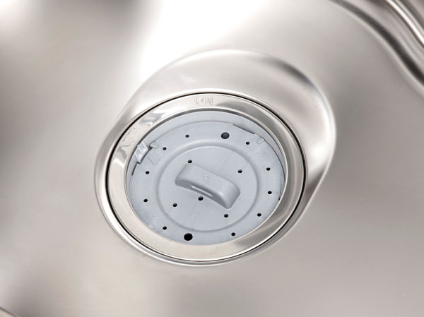 Kitchen.  [disposer] Put the garbage, While flowing water and ground treatment and put the switch, And discharged into the public sewer.  ※ There is a limit to the garbage that can be processed.