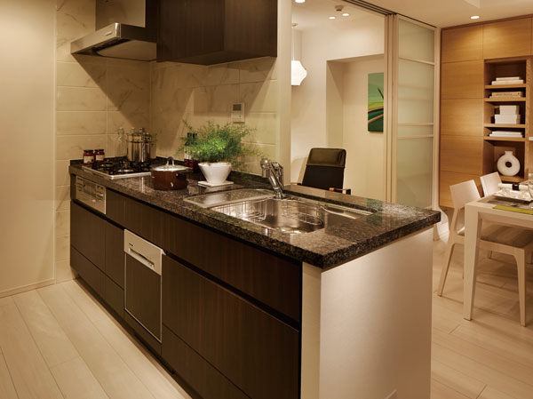 Kitchen.  [Kitchen that combines the ease of use and beauty] Including the water purifier integrated mixing faucet, It is a kitchen that combines such as ease of use and beauty serenity wide sink to suppress such as water splashing sound.