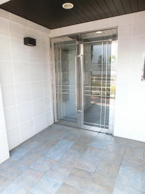 Entrance. Auto with lock