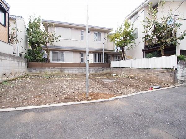 Local photos, including front road. Local (11 May 2013) Shooting