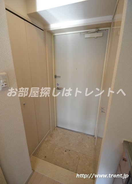 Entrance. We are using a photo of the room of 1K type of the same building. As reference