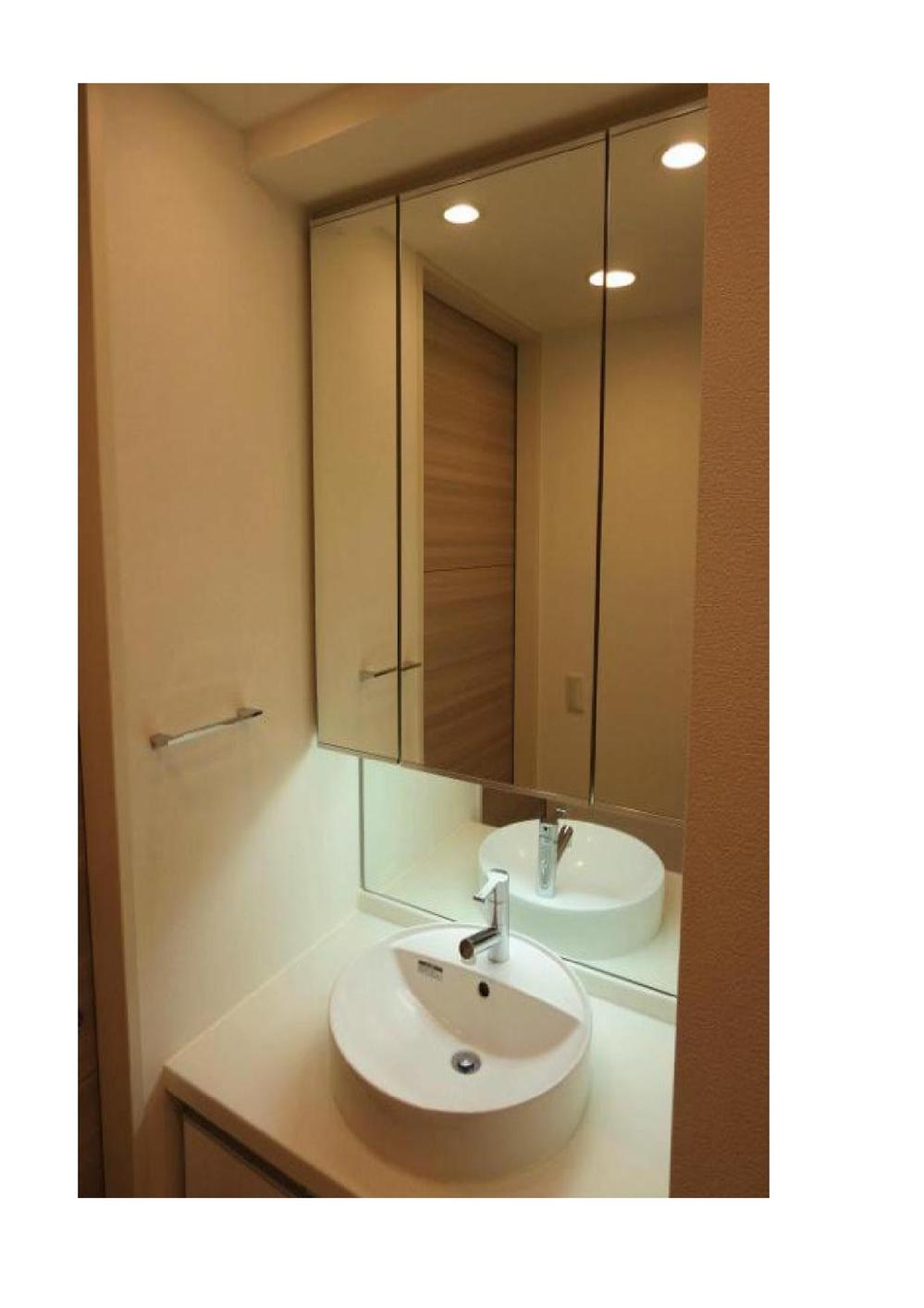 Wash basin, toilet. Indoor (12 May 2013) Shooting